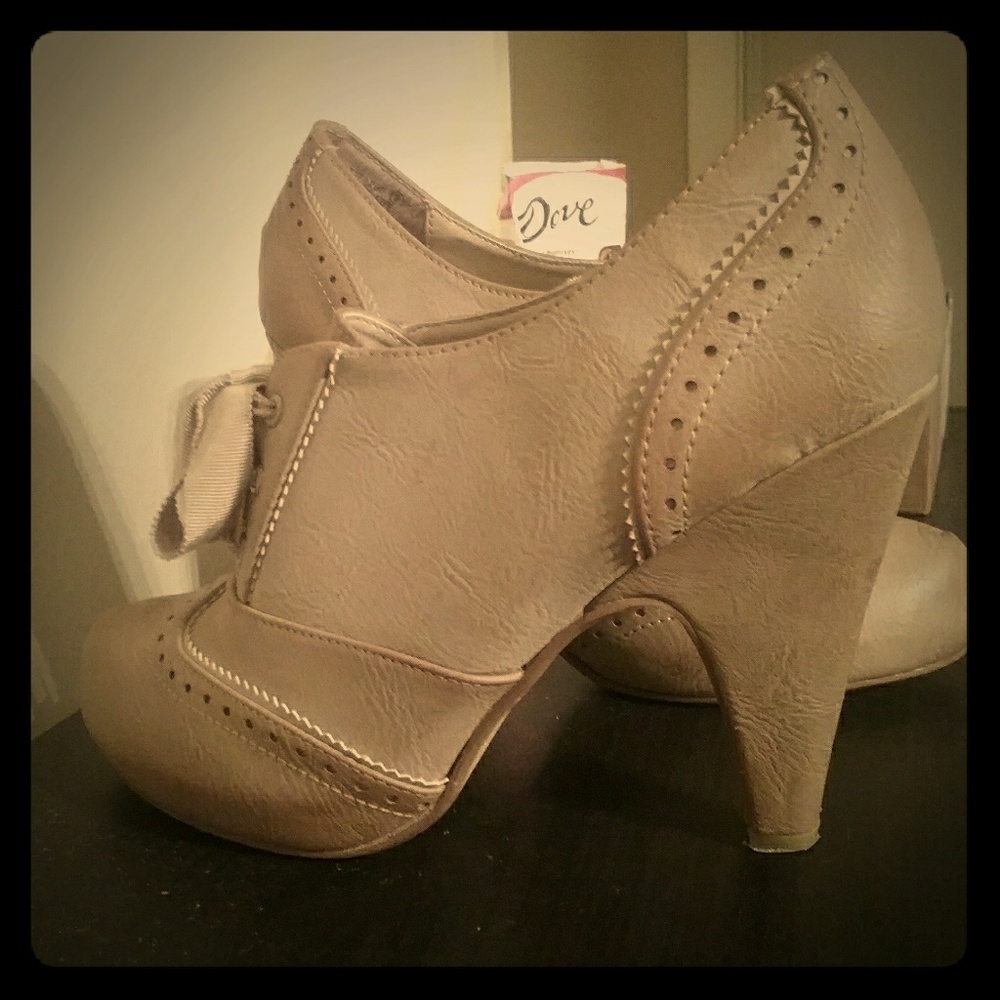 SUPER CUTE Tan Heel Booty